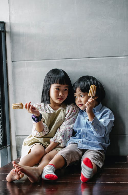 亚洲孩子坐在一起的冰淇淋 · 免费素材图片