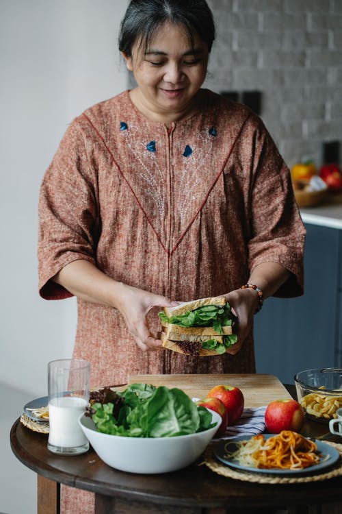 性格开朗的亚洲制作三明治在厨房里 · 免费素材图片
