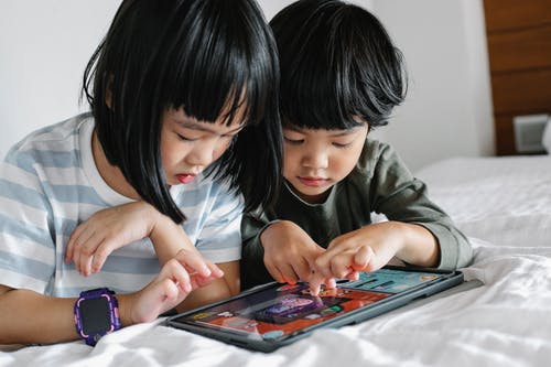 亚洲孩子玩平板电脑 · 免费素材图片