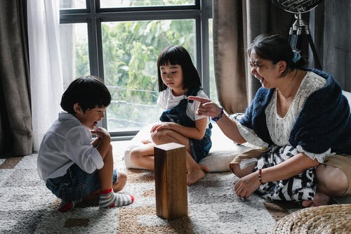 美满的亚洲儿童在家里的游戏中与祖母玩耍 · 免费素材图片