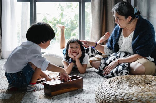 花时间与孩子们的族裔女人 · 免费素材图片