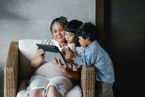 冷静与孩子一起在家休息的亚洲母亲 · 免费素材图片