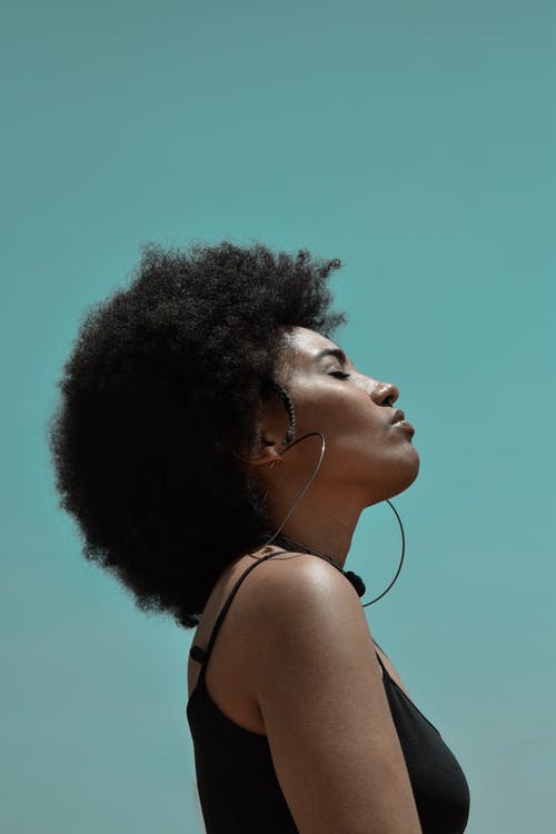 在黑色背景上的黑人发型时尚梦幻黑女人 · 免费素材图片