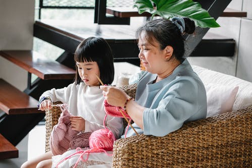 重点突出的女孩学习与祖母编织 · 免费素材图片