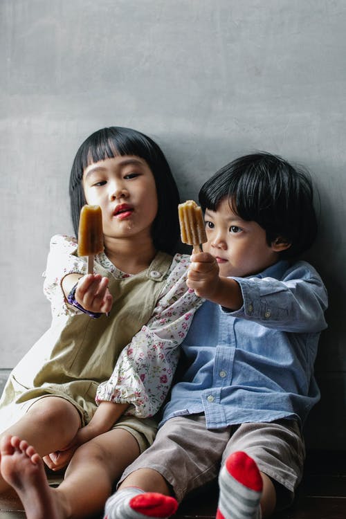 亚洲儿童伸出手与冰淇淋 · 免费素材图片