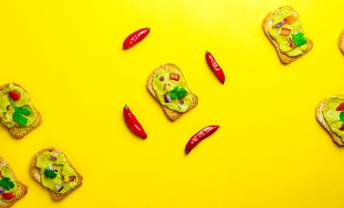 在面包片上的美味墨西哥鳄梨鳄梨酱 · 免费素材图片