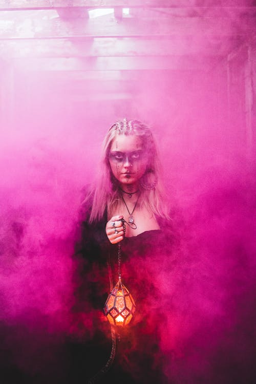 幽灵般的女巫与粉红色烟雾中的灯 · 免费素材图片