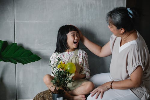 爱恋的祖母与女孩和花盆 · 免费素材图片