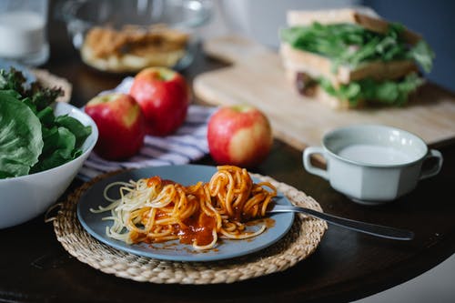 送达桌上美味的面食 · 免费素材图片