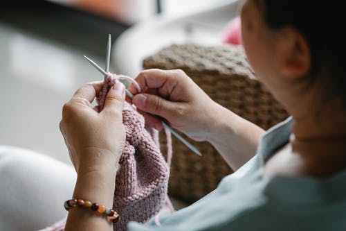 庄稼妇女编织的围巾在家 · 免费素材图片