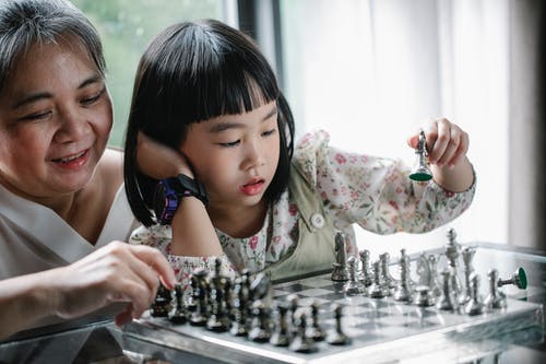 下棋和小女孩的祖母 · 免费素材图片