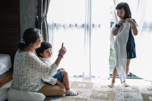 积极的亚裔女子，花时间与孩子们在家 · 免费素材图片
