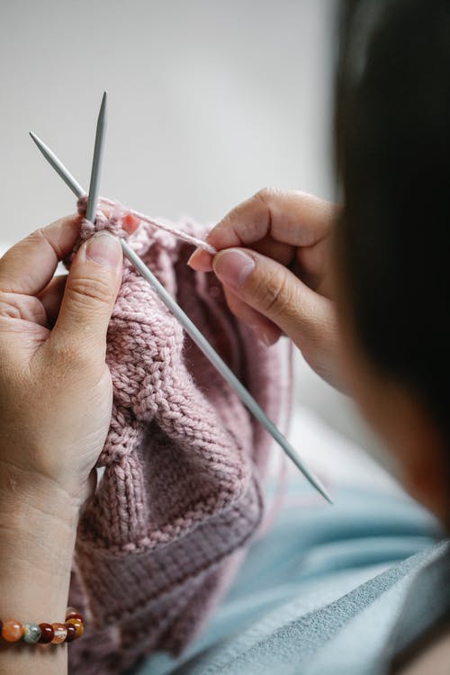 裁剪针编织的女人 · 免费素材图片