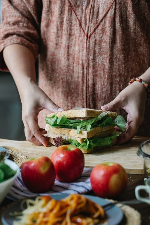 作物不露面的女人准备健康的三明治 · 免费素材图片