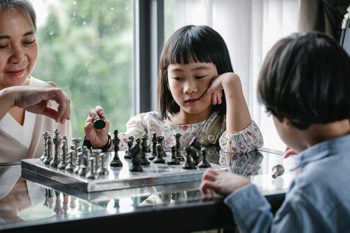 亚洲女人和孩子们下棋 · 免费素材图片
