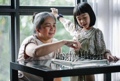 亚洲女人和孙女下棋 · 免费素材图片