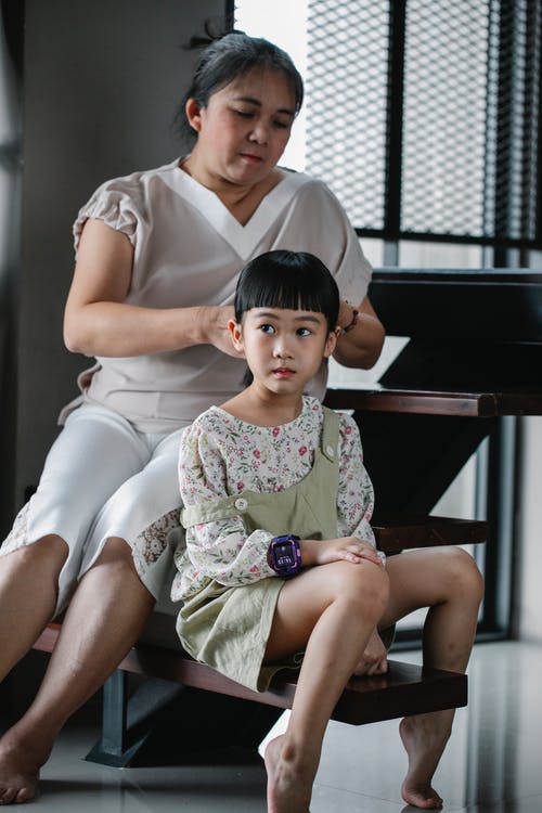 亚洲祖母刷头发的女孩 · 免费素材图片