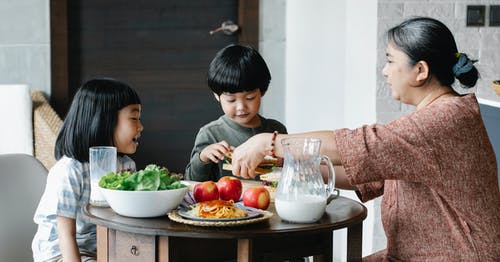 祖母和亚洲孩子一起吃早餐 · 免费素材图片