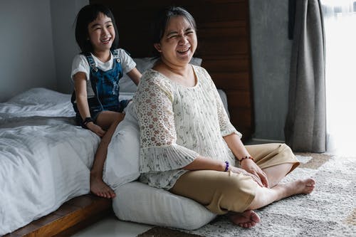 在家休息与女儿的愉快的亚裔母亲 · 免费素材图片