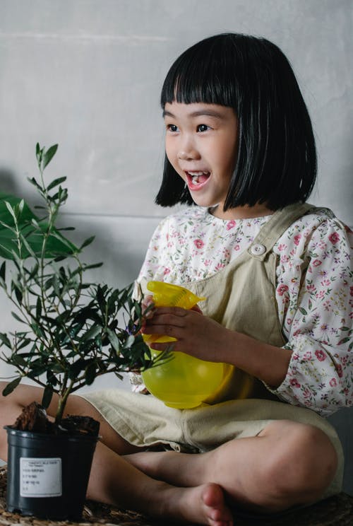 快乐的小女孩，用花盆和水 · 免费素材图片