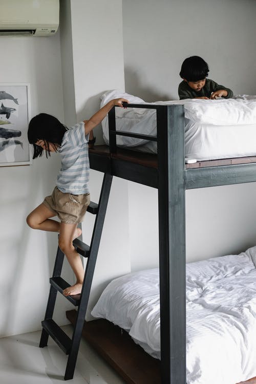 亚洲孩子在卧室，双层床上 · 免费素材图片