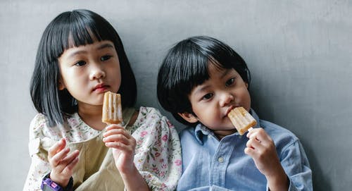 可爱的亚洲孩子享受甜甜的冰淇淋 · 免费素材图片
