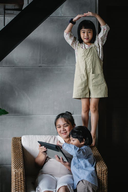 性格开朗的亚洲祖母花时间与孩子 · 免费素材图片