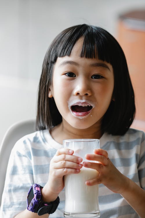小女孩在家里喝牛奶 · 免费素材图片