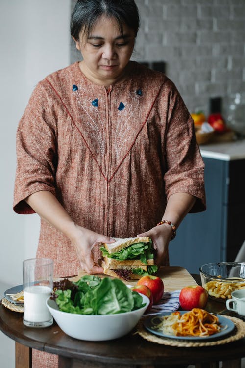 冷静的亚洲女人，三明治 · 免费素材图片