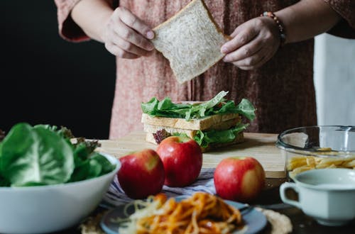 作物女人做三明治配沙拉 · 免费素材图片