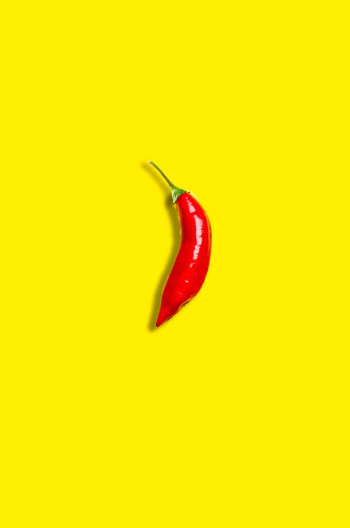 红辣椒放在黄色背景上 · 免费素材图片