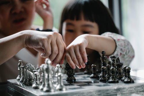 亚洲女人和下棋的小女孩 · 免费素材图片
