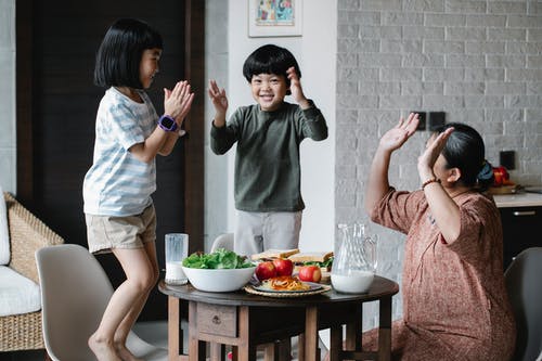 快乐的亚洲奶奶和孙子们在饭厅里玩 · 免费素材图片
