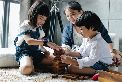 亚洲女人和孩子一起玩塔游戏 · 免费素材图片