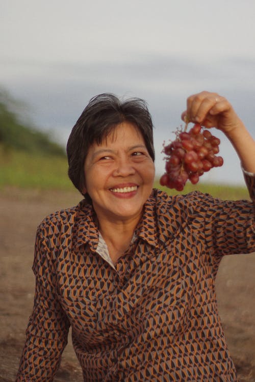 有关垂直拍摄, 女人, 微笑的免费素材图片