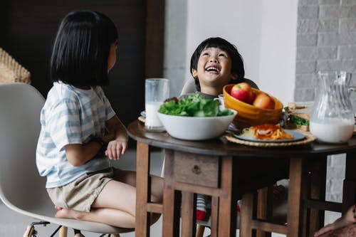 性格开朗的亚洲孩子吃早餐 · 免费素材图片