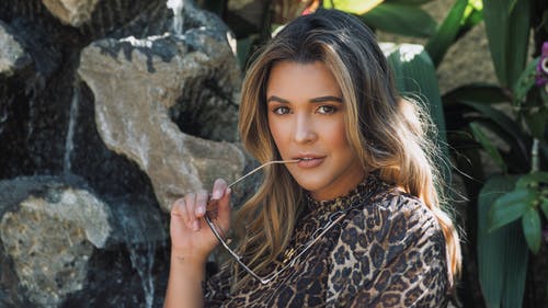 有关墨镜, 大石头, 握住的免费素材图片