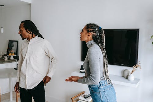 富有表现力的非洲裔美国夫妇在房间里吵架 · 免费素材图片