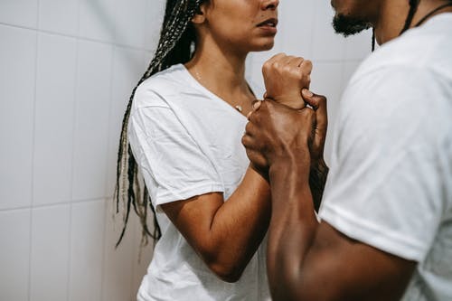 作物匿名黑人夫妇在浴室一起争论 · 免费素材图片