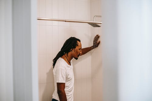 沮丧的民族男人思考浴室的问题 · 免费素材图片