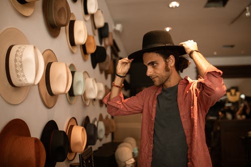 戴着黑色软呢帽的红色礼服衬衫的男人 · 免费素材图片