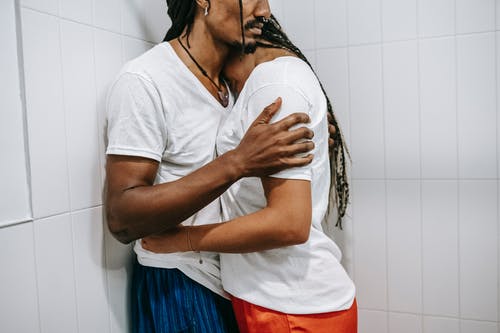 沮丧年轻黑人恩爱的夫妻在浴室里拥抱 · 免费素材图片