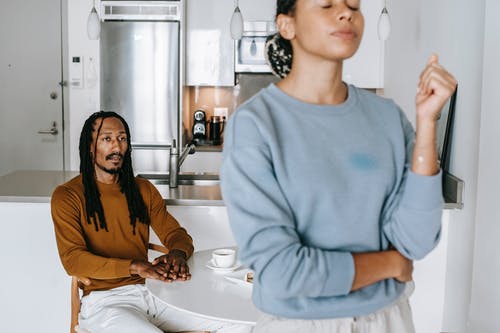 非裔美国人夫妇在家互相争论 · 免费素材图片