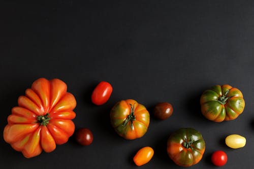 橙色和绿色番茄果实 · 免费素材图片