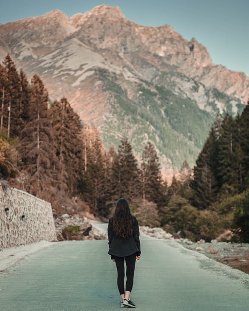 有关垂直拍摄, 女人, 山的免费素材图片