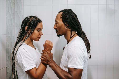 暴力的黑人和女友在浴室吵架 · 免费素材图片