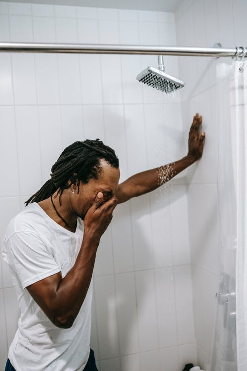 绝望的年轻黑人男性覆盖物的手，在浴室里哭泣 · 免费素材图片