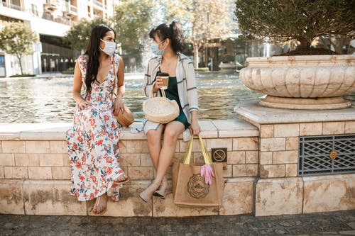 2名穿着花裙子的女人站在水泥地上 · 免费素材图片
