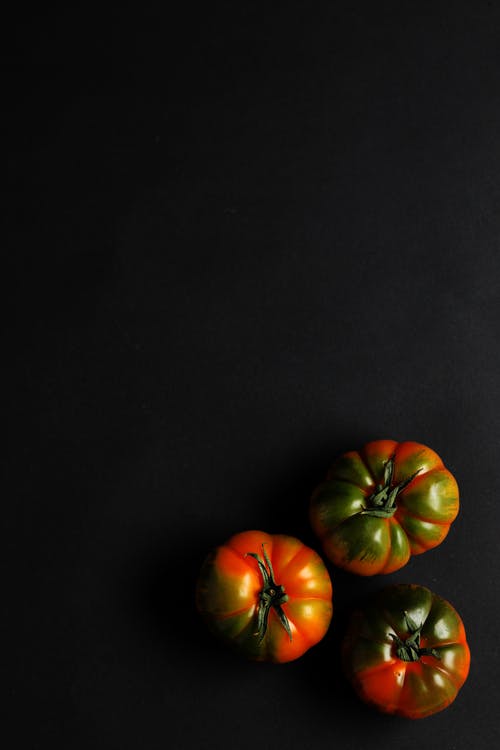 黑色桌上的橙色和绿色番茄 · 免费素材图片