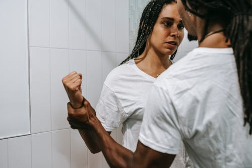 愤怒的非裔美国人夫妇在浴室吵架 · 免费素材图片
